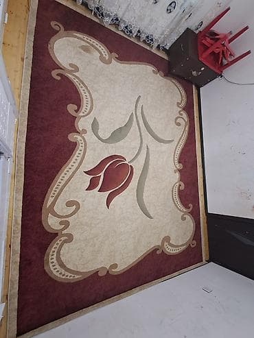 Qırmızı-bej rəng palitrasında çiçək naxışlı xalça - Dizayn: Mərkəzdə