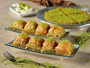 Püstəli baklava – ənənəvi şərbətli şirniyyat - Tərkib: çoxqatlı nazik — 1