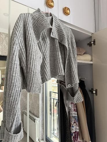 kolej jaket: Boz rəngli, qalın toxumalı trikotaj sviter-kardiqan. - Model: qısa — 1