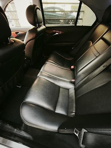 Aksesuarlar və tüninq: Ağ rəngdə Mercedes-Benz E-Class sedan avtomobili. Avtomobilin qabaq — 9