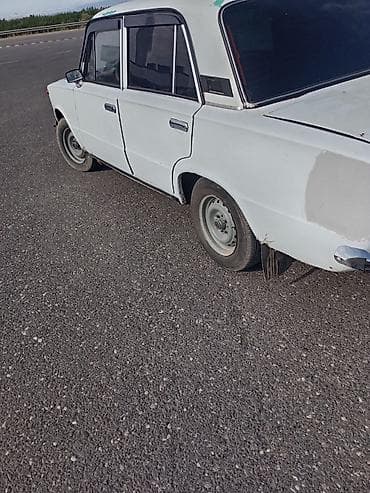 ağ niva: VAZ 2101 “Jiquli” sedan - Kuzov: klassik 4 qapılı sedan, ağ rəng - Ön — 7