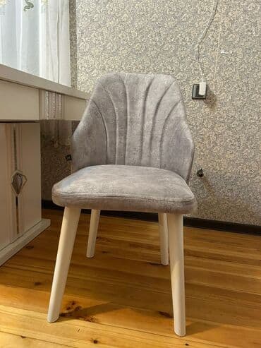 stol uzlukleri: Ağ rəngdə zərif dizaynlı masa və yumşaq oturacaqlı kreslo dəsti - — 2