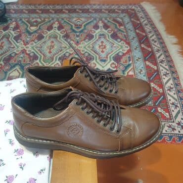 замшевые мужские ботинки: Kişilər üçün klassik qəhvəyi dəri ayaqqabılar. Bağcıqlı dizaynı ilə — 2