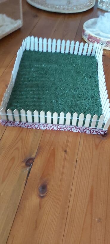 nisan ucun ev dekoru: Novruz xoncasi. Ot örtüyü və ağ çəpər detalları ilə bəzədilmiş — 2