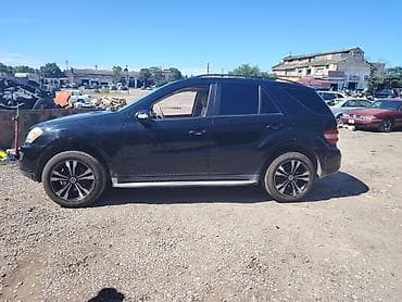 led isiqlar: Mercedes-Benz ML-Class (W164) SUV Xüsusiyyətlər: - Kuzov: 5 qapılı — 7