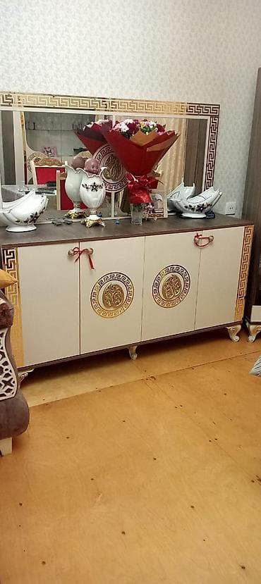 Qonaq otağı üçün mebel dəsti Tərkib: - Geniş bufet/komod və iri divar