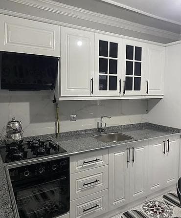 işlenmiş kuxna mebili: Ağ rəngli klassik üslubda mətbəx mebeli dəsti - Üst və alt dolablar — 3