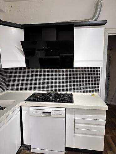 kuxna: Modern bucaq tipli mətbəx mebeli – ağ/qara dizayn. Razilaşma — 2