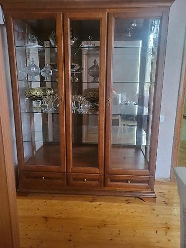 Шкафы: Qəhvəyi rəngli, üç bölməli vitrin dolabı. Hər bölmədə şüşə qapılar və — 2