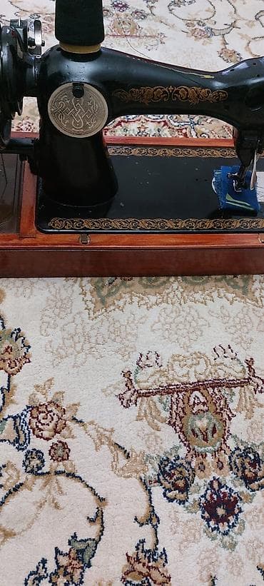 antik divan: Antik mexaniki tikiş maşını – ağac korpuslu portativ model - Korpusu — 2