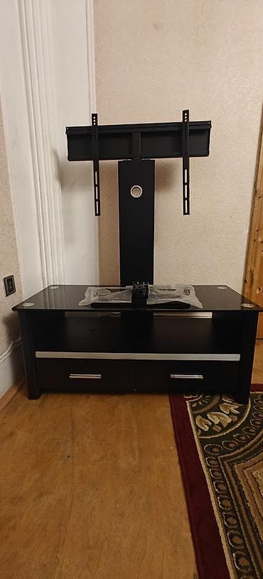 Düz TV altlığı, Polkalı, Şüşəli