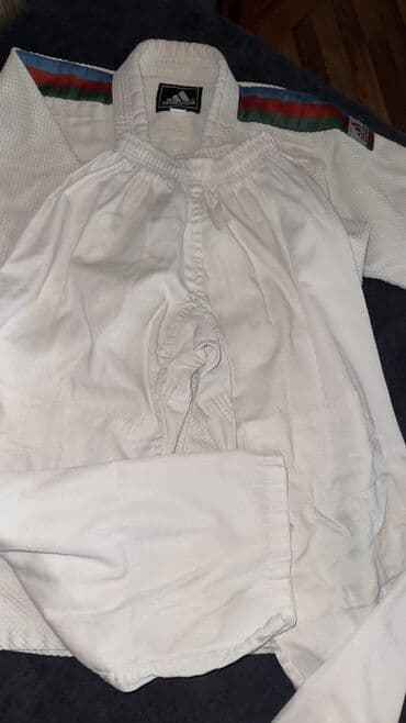 купить футбольную форму в баку: Ağ rəngdə olan Adidas judo kostyumu. Üzərində Azərbaycan bayrağının — 3