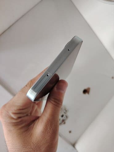 телефон флай металлический корпус: Məhsul: Smartfon (gümüş/ağ tonlarda, düz kənarlı metal çərçivə) — 1