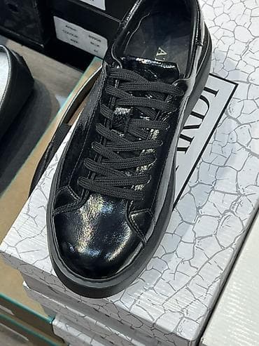 krossovka: Teze ayaqabi satilir tecili 42.43 razmer son yer yoxdu real alici — 1