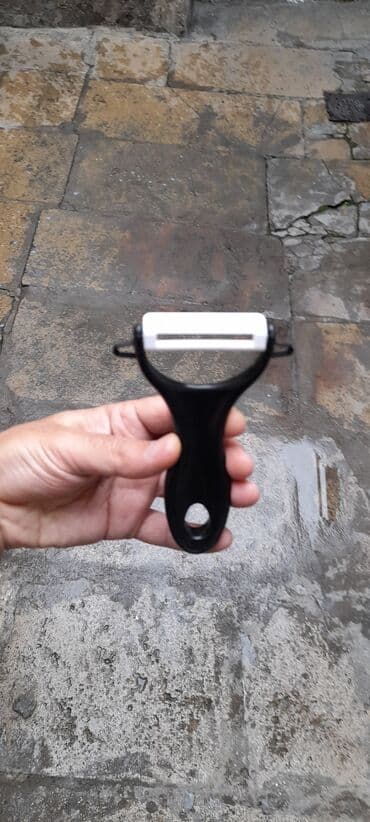 Meyvə tərəvəz qabığı soymaq üçün alət,kəsici hissəsı bərk