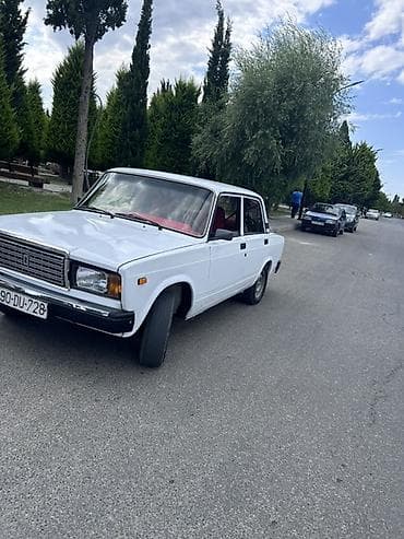 kotan satisi: VAZ 2107, ağ rəng, salon yenilənmiş. Xüsusiyyətlər: - Korpus: sedan — 10