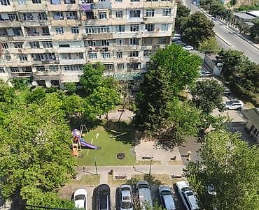 gencede ev: Evlə yaxınlığında avtobus dayanacağı və məktəb var, həyətdə uşaq — 5