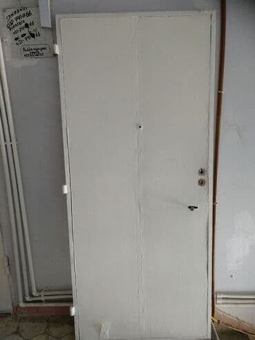 Furnitura və aksessuarlar: Ağ rəngli demir giriş qapısı, ev və ya ofis üçün uyğundur. Qapıda iki — 1