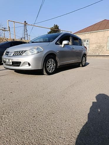 afdomobil: Nissan Tiida: 1.5 l | 2011 il Hetçbek — 2