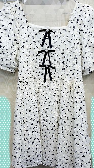 Ağ rəng əsaslı, xırda qara çiçək naxışlı qadın donu. Kvadrat yaxalı