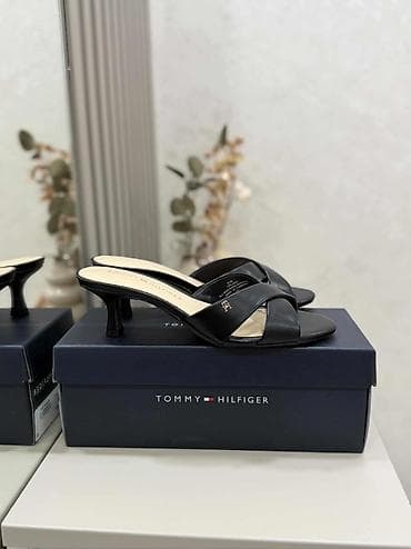 Şəxsi əşyalar: Tommy Hilfiger qadın mərkəzi açıq burunlu mətbəx topuqlu sandal/şlapa — 1