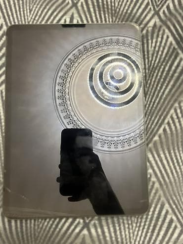 İpad pro 11 İdeal Vəziyətdə ekran anti udardı öz ekranında cızığ bele