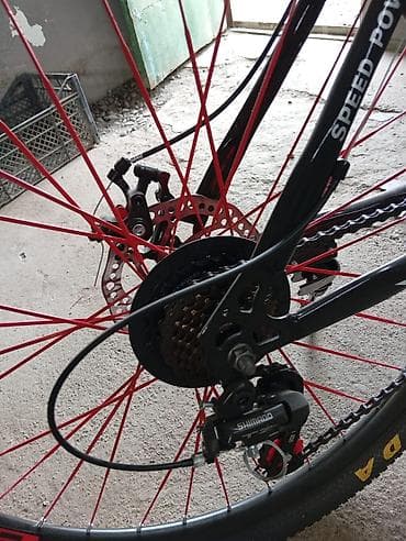 Elektrik velosipedlər: Ön amortizatorlu və disk əyləcli, qara rəngli dağ velosipedi. Qırmızı — 3