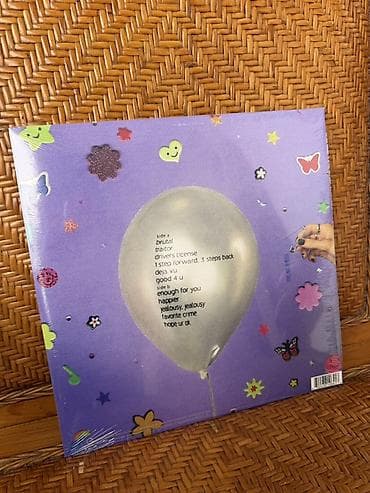 Məhsul: “SOUR” – vinil LP (Parental Advisory) Təsvir: - Müğənni — 2