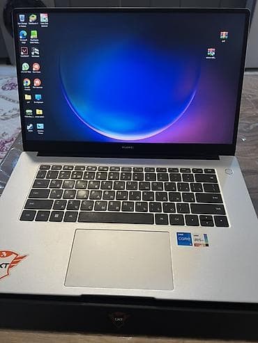 Huawei MateBook (Intel Core i5, Intel Iris Xe qrafika) - Ekran: 15.6"