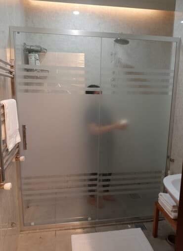 Vannalar: Gümüşü rəngli alüminium çərçivəyə malik duş kabinəsi. Şüşələr buzlu — 1