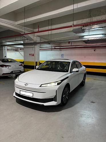 Elektrik sedan – ağ rəng, futuristik dizayn Xüsusiyyətlər: - Tam