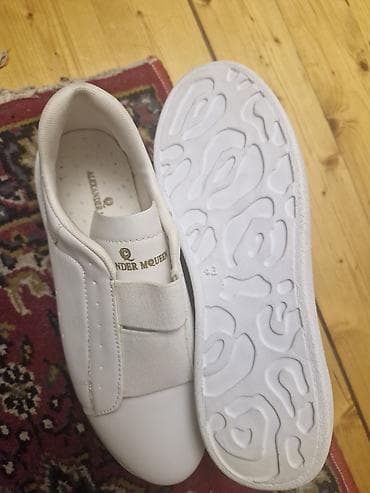 online geyim: - Brend yazısı: Alexander McQueen (loqo və ad içlikdə və dil — 3