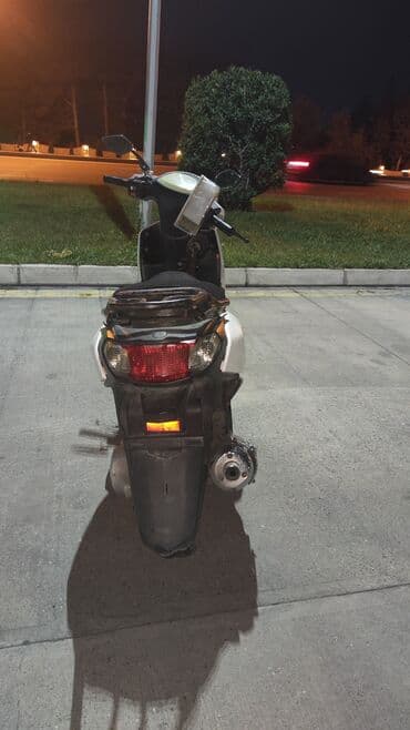 Motonəqliyyatın icarəsi: Şəhər içi rahat hərəkət üçün ağ rəngli skuter/süpürgə tipli moto — 4