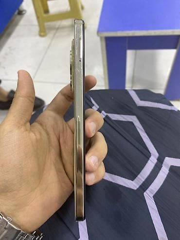 philips xenium 9@9h: Tecno Spark, rəng - Qızılı — 3