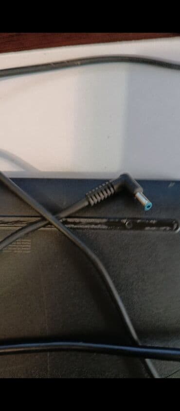 Masaüstü kompüterlər və iş stansiyaları: HP noutbuk alt tarafında küçük bir çatlak vardır ama hiç bir — 17