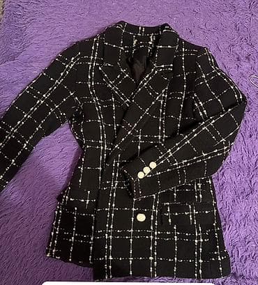 Qadın üçün qara rəngli, ağ xətli-kaşlı naxışlı bleizer. - İkiqat