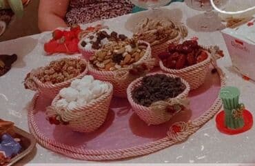 Bu dəst altı kiçik hörülmüş səbətdən və onları birləşdirən oval