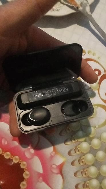 TWS simsiz bluetooth qulaqlıq satılır. İşlək vəziyyətdədir