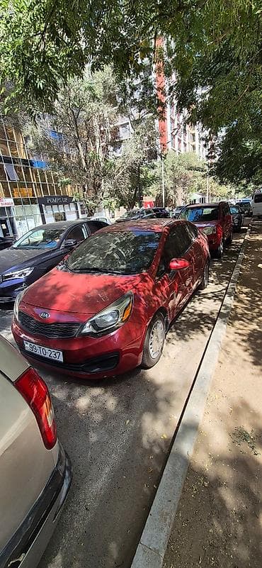 Salam . maşın arendaya verilir gündəlik 25azn . - Kuzov: 4 qapılı