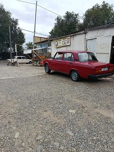 07 maşinlar: VAZ 2107, qırmızı sedan Xüsusiyyətlər: - Kuzov: 4 qapılı sedan — 4