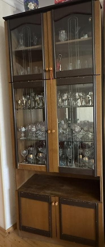Şüşəli vitrinli qab-dadı şkafı - Material: ağac gövdə, şüşə vitrin