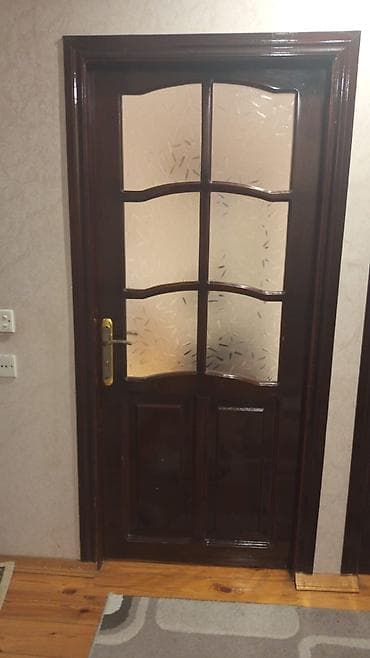 4 ədəd otaq qapısı Ölçüsü eni 90 sm Uzunu 2,5 sm. Materialı taxta — 1