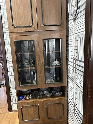 Vitrinli bufet şkaf - Material: taxta əsaslı korpus, klassik tünd