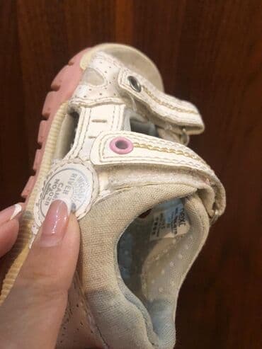 uşaq krossovkaları: 23 razmer,yaxshi veziyyetde,ag gara olan-ortopedikdir.Ag next — 6