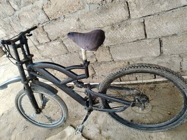 Tam asqılı qara rəngli dağ velosipedi, müxtəlif yol şəraitində rahat