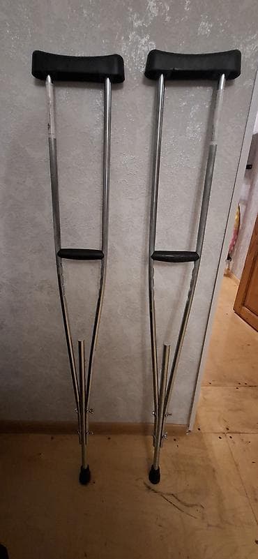 Yerimək üçün arabalar, çəliklər, əsalar, rollatorlar: Metal qoltuqaltı qoltuqağacları (cüt) - Material: yüngül, möhkəm — 1