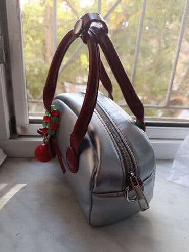 Lincoln: Gümüşü rəngdə, yumru formalı qadın əl çantası. Çantanın qırmızı — 4