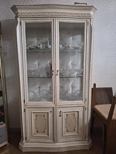 Klassik üslubda vitrin-bufet - Rəng: krem/ivori tonlarında, qızılı