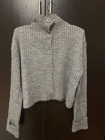 женские классические свитера: Boz rəngli qadın kardiqanı - Model: ön hissəsi düyməli, dik yaxalı - — 2