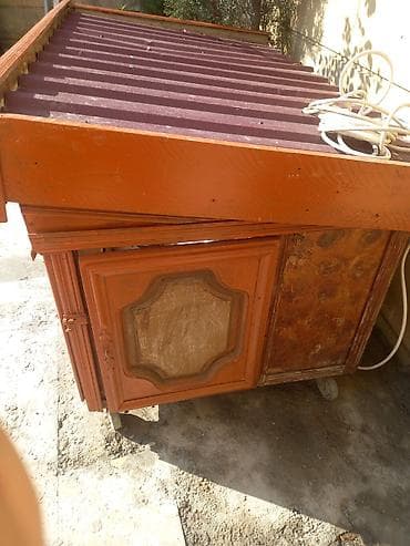 Taxta vitrin köşk – təkərli, şüşə önlü.qisda istilik sisdemide — 2